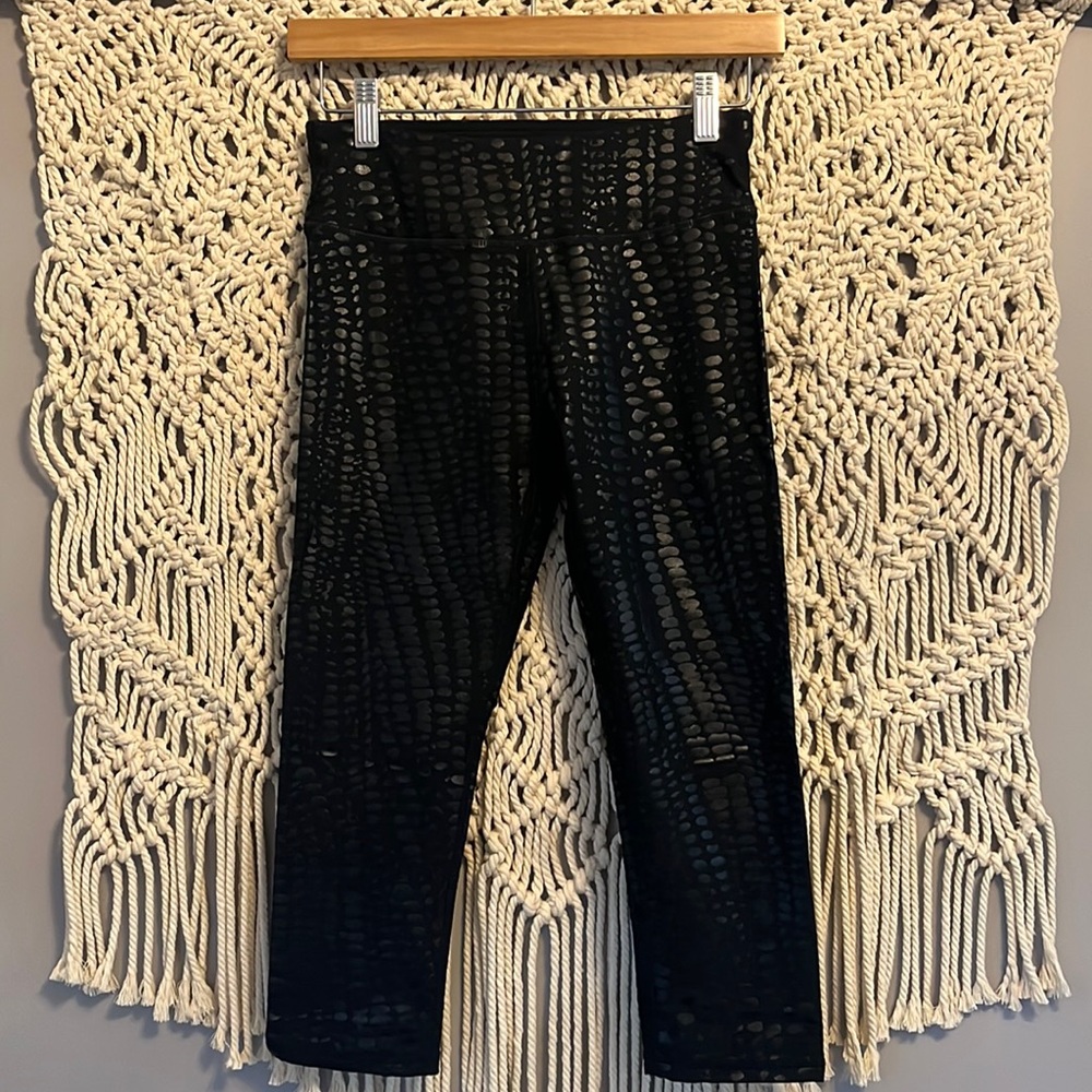 Fabletics Black Leopard Capri Athletic Leggings Pants